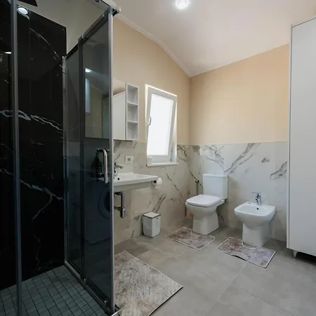 Koman_lakeview_apartments Apartman *